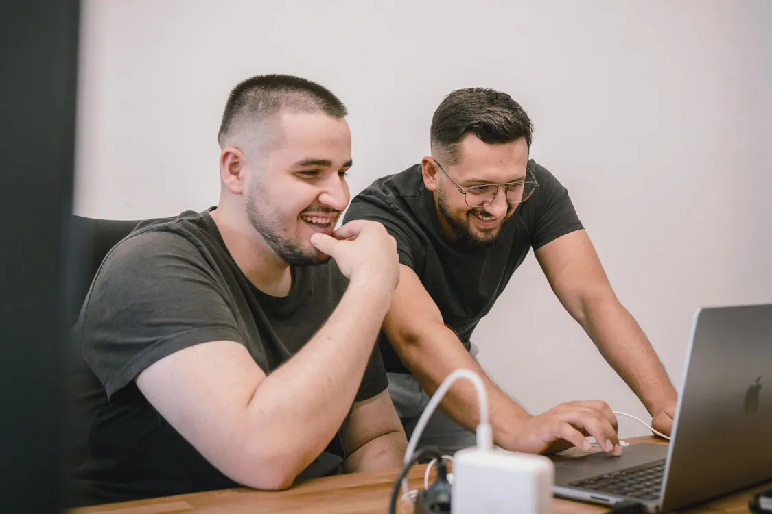 IT-professionals die samen aan een laptop werken