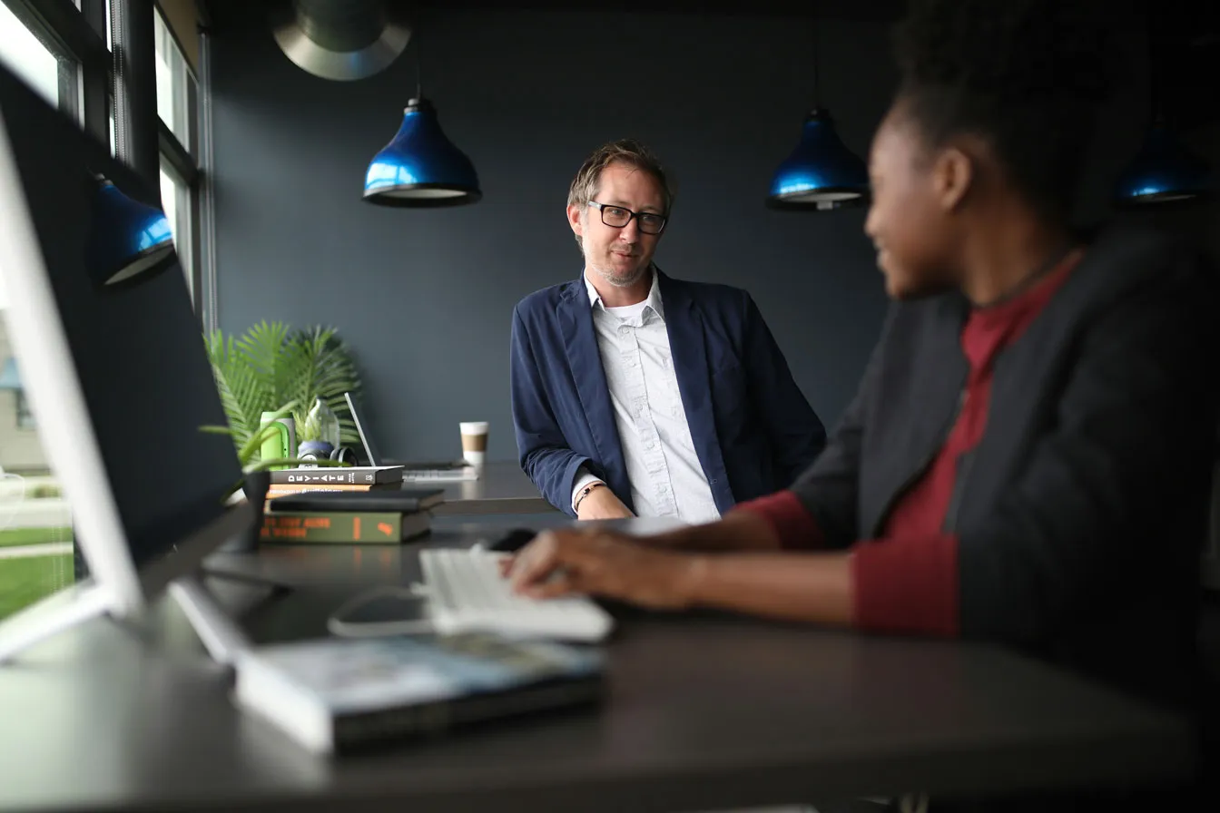 Professionals in gesprek over een digitaal project