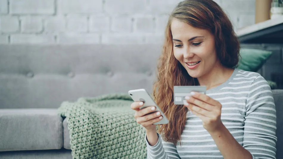 Klant die een online aankoop doet via een smartphone